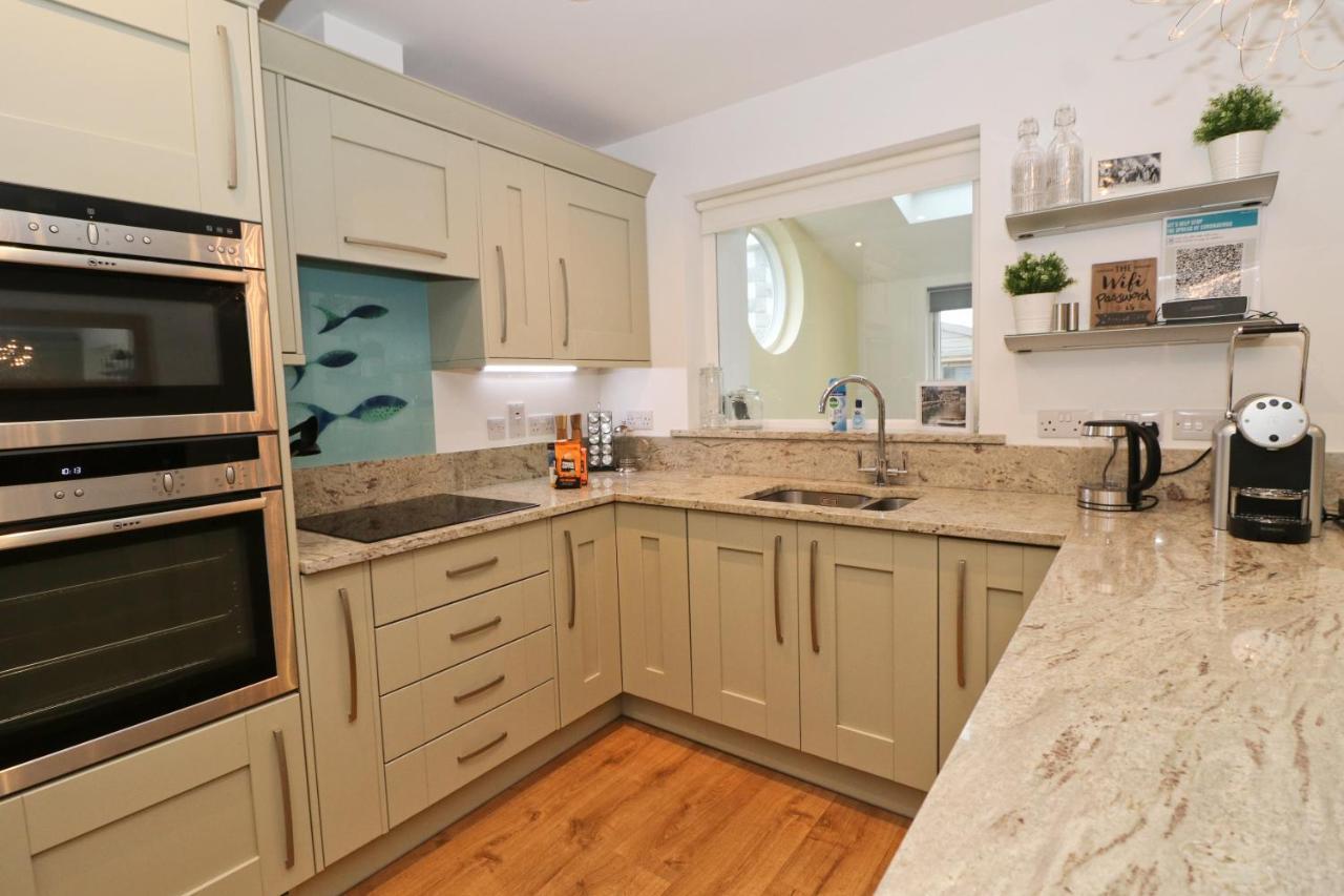 Near Beaches, Contemporary Home In Village Centre St Merryn Exterior foto