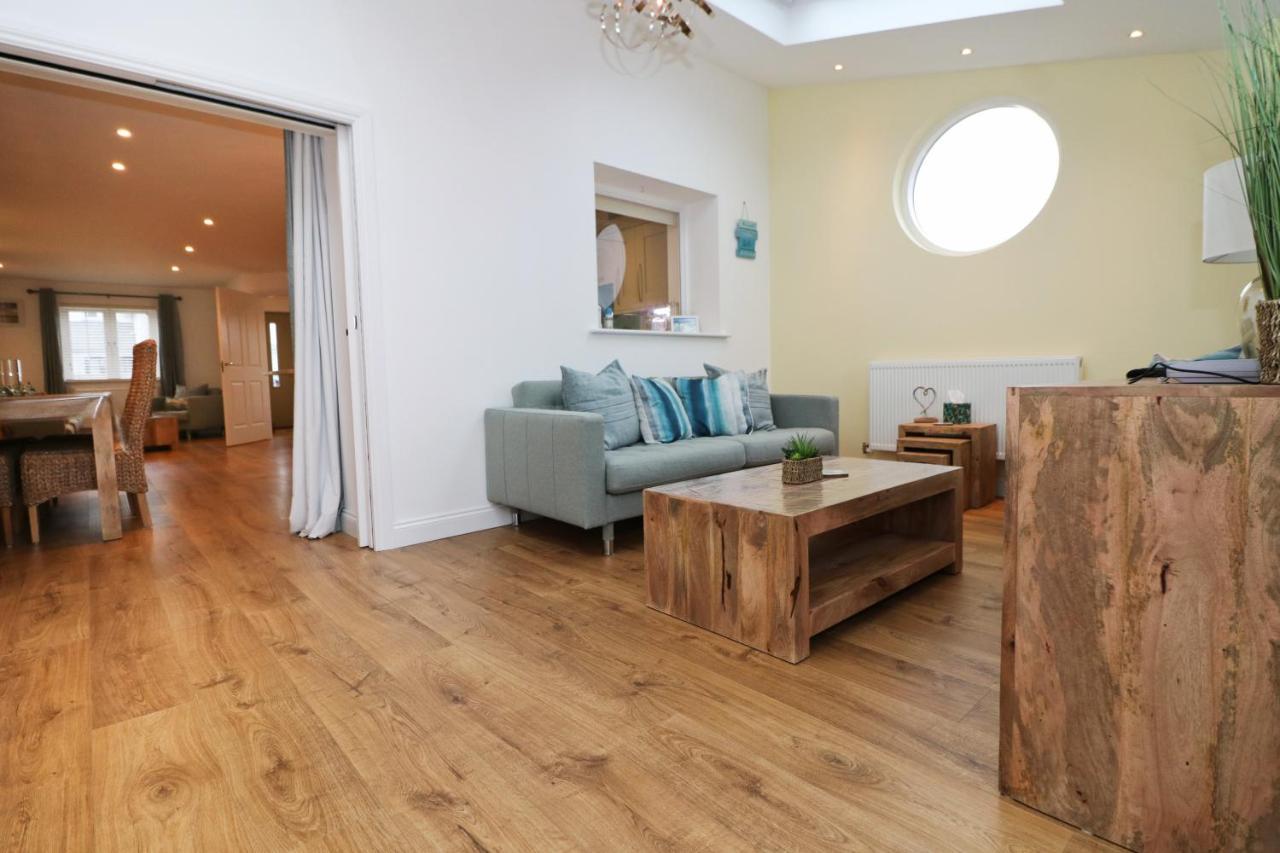 Near Beaches, Contemporary Home In Village Centre St Merryn Exterior foto