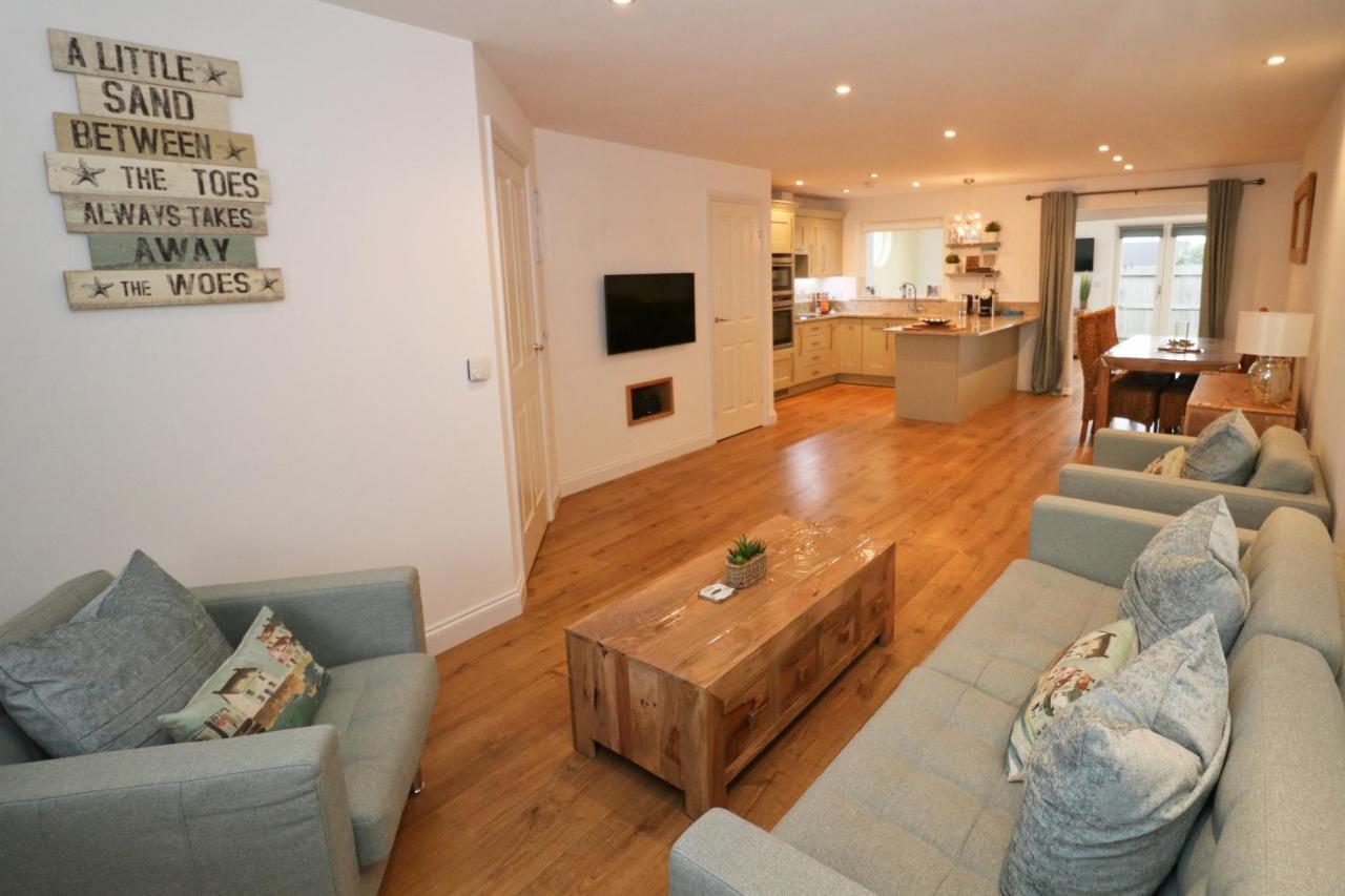 Near Beaches, Contemporary Home In Village Centre St Merryn Exterior foto
