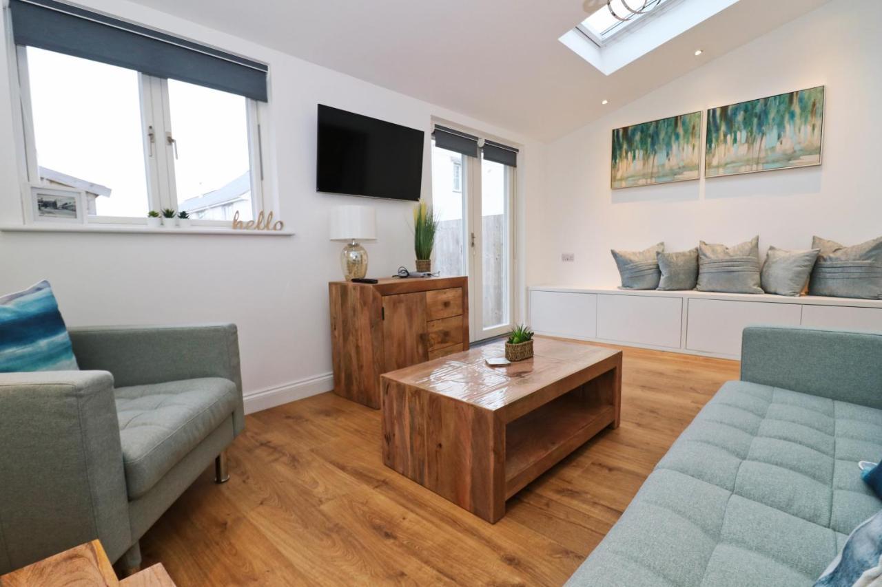 Near Beaches, Contemporary Home In Village Centre St Merryn Exterior foto