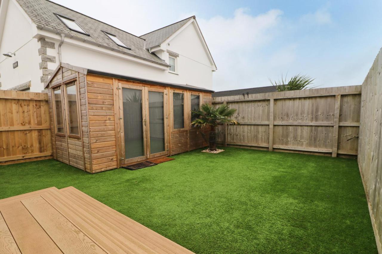 Near Beaches, Contemporary Home In Village Centre St Merryn Exterior foto