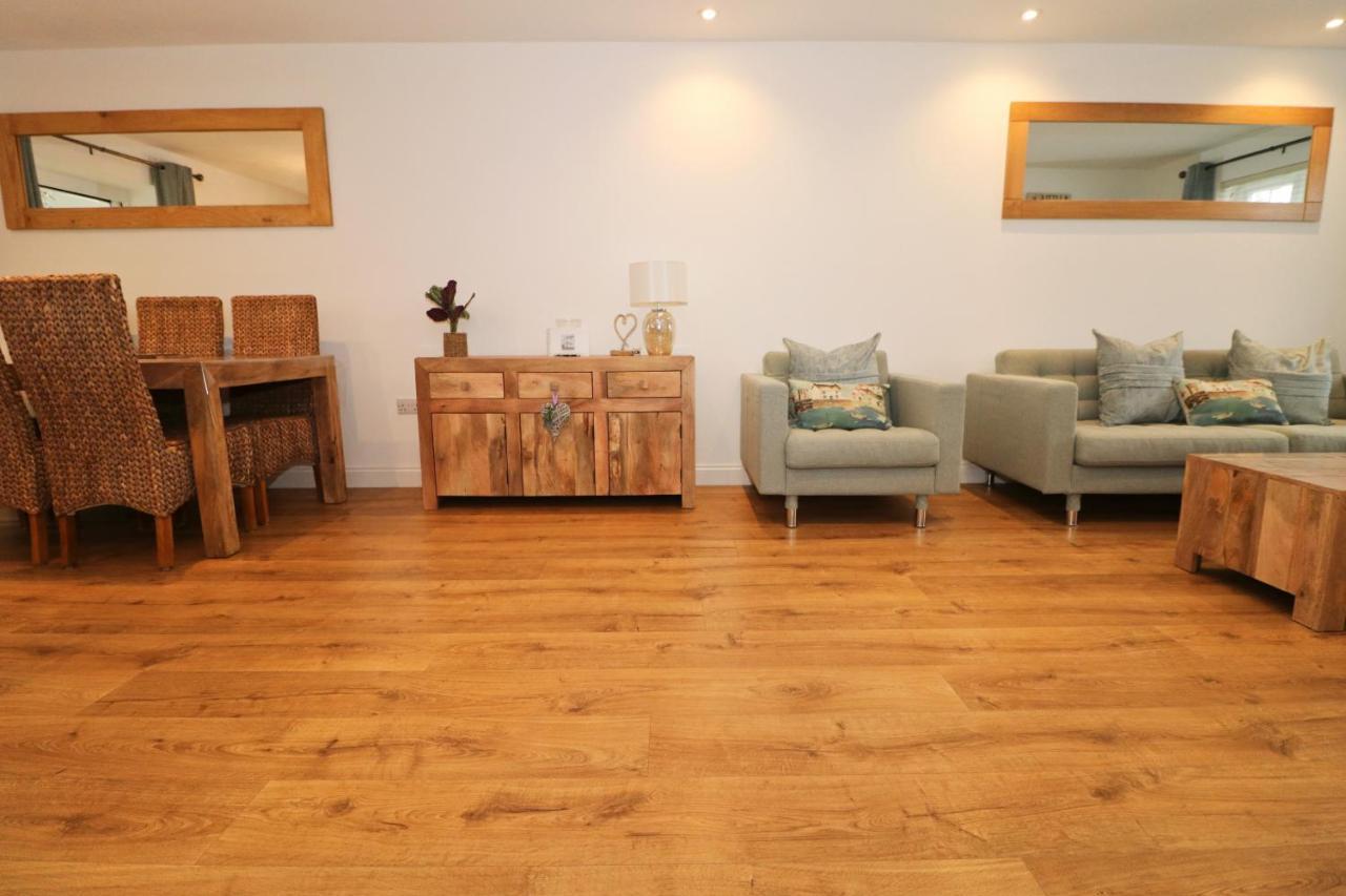 Near Beaches, Contemporary Home In Village Centre St Merryn Exterior foto