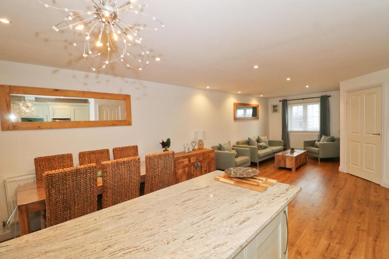 Near Beaches, Contemporary Home In Village Centre St Merryn Exterior foto