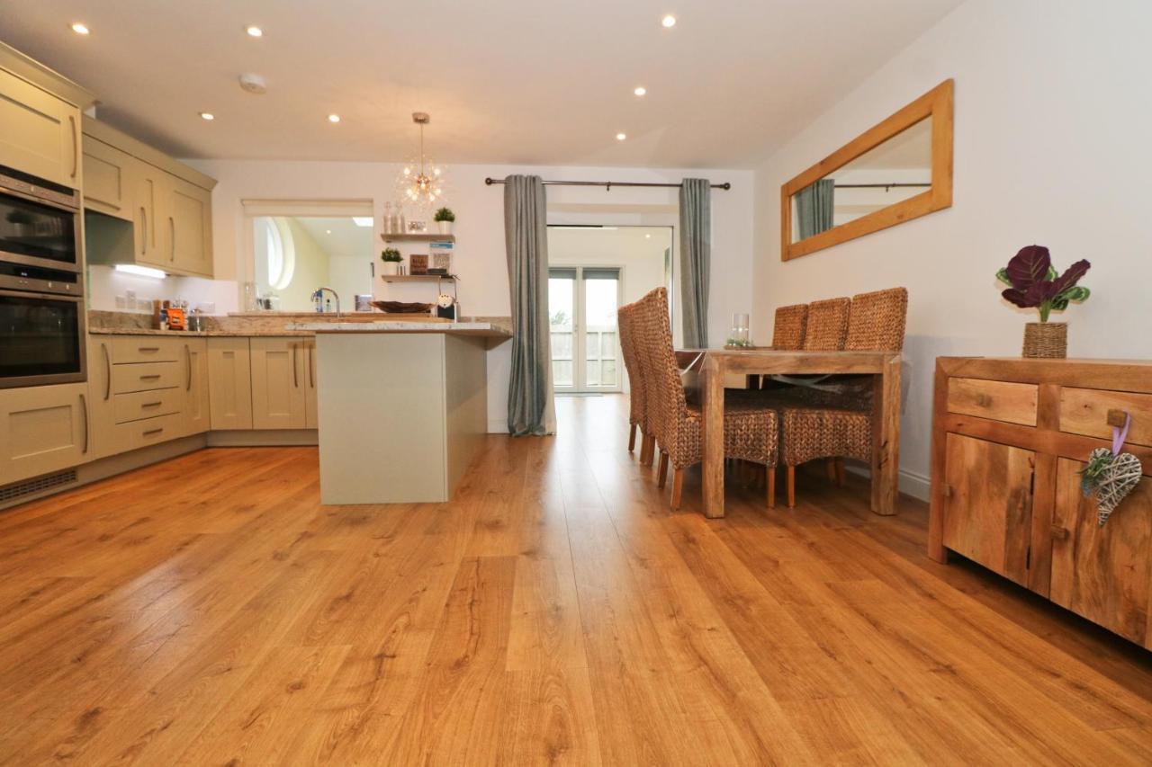 Near Beaches, Contemporary Home In Village Centre St Merryn Exterior foto