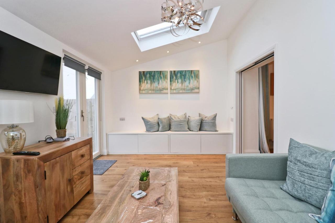 Near Beaches, Contemporary Home In Village Centre St Merryn Exterior foto