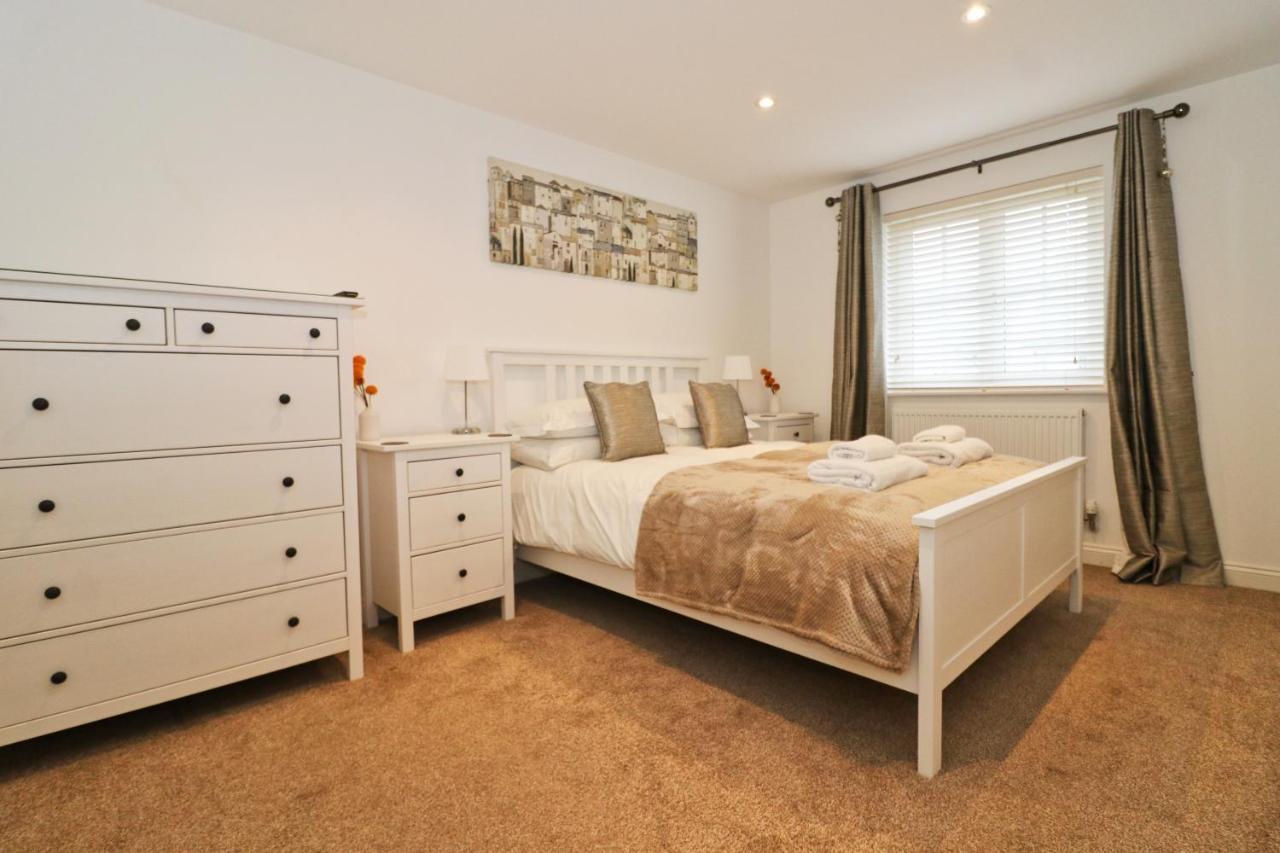 Near Beaches, Contemporary Home In Village Centre St Merryn Exterior foto