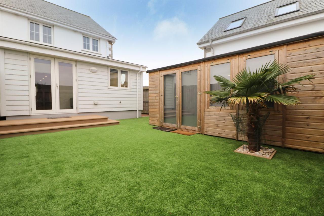 Near Beaches, Contemporary Home In Village Centre St Merryn Exterior foto